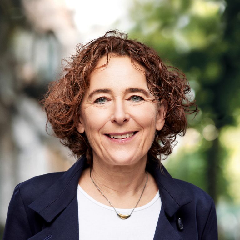 Breaking Barriers – Intersektionale Führung und Chancen für Migrantinnen